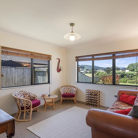 Spa And Sands - Waikanae Beach Holiday Home Exterior photo