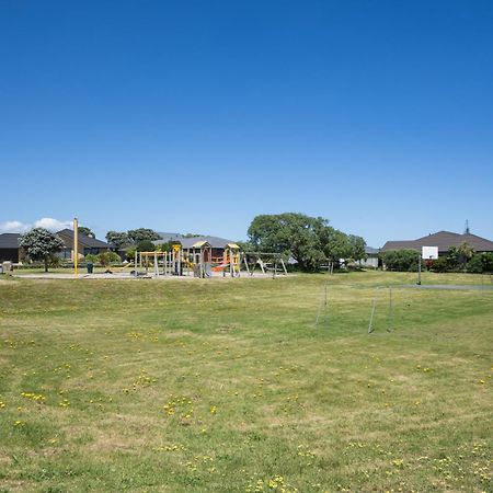 Spa And Sands - Waikanae Beach Holiday Home Exterior photo