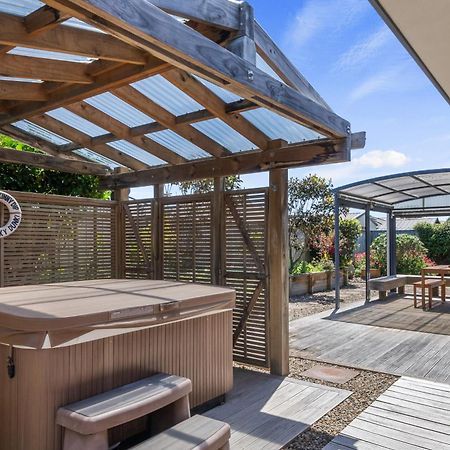 Spa And Sands - Waikanae Beach Holiday Home Exterior photo