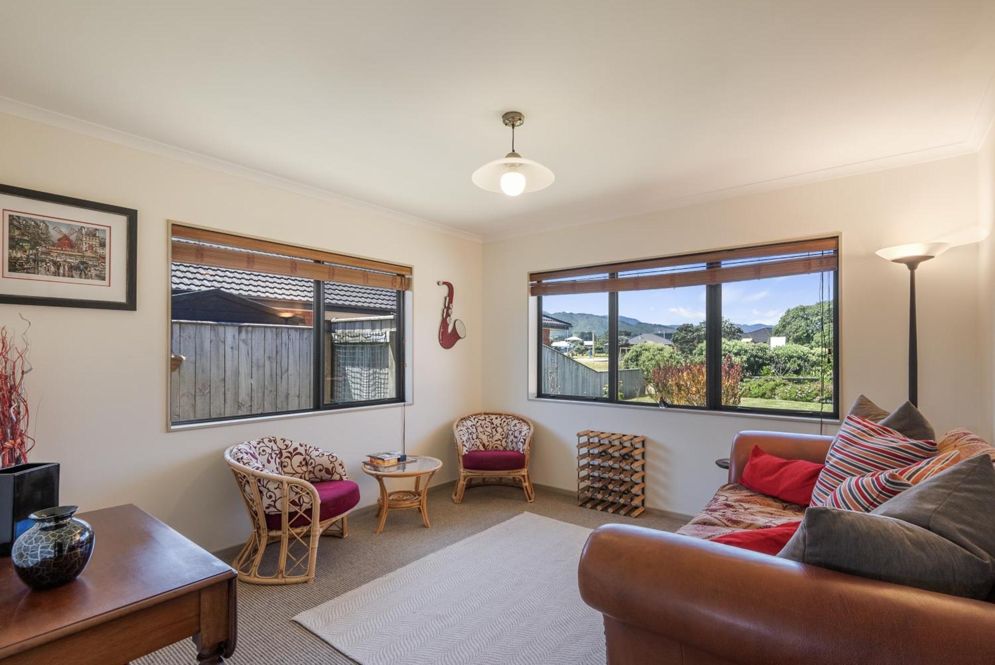 Spa And Sands - Waikanae Beach Holiday Home Exterior photo