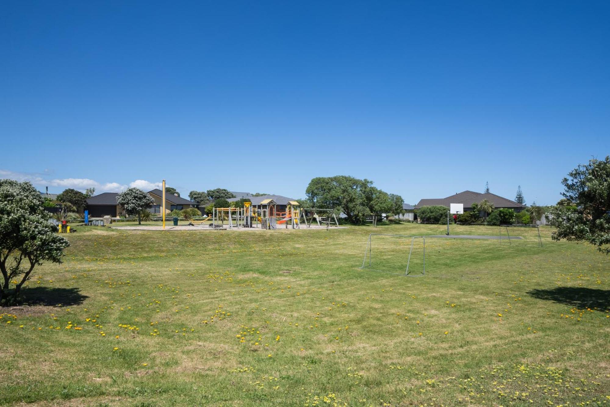 Spa And Sands - Waikanae Beach Holiday Home Exterior photo