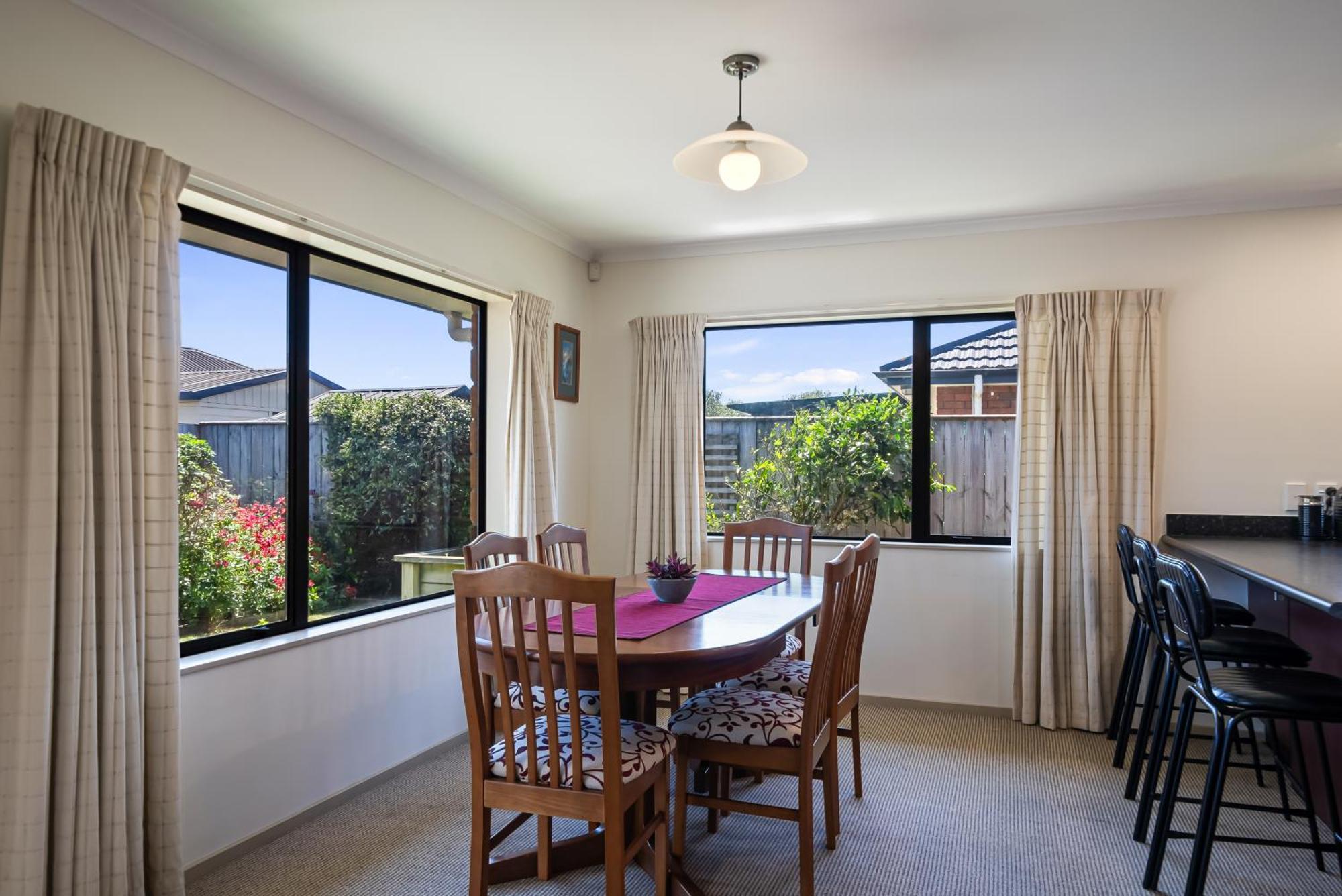 Spa And Sands - Waikanae Beach Holiday Home Exterior photo