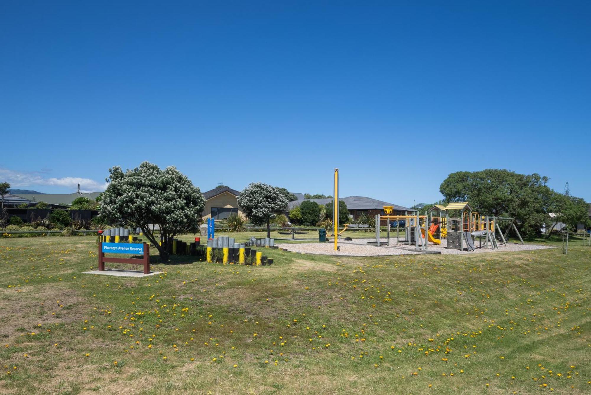 Spa And Sands - Waikanae Beach Holiday Home Exterior photo