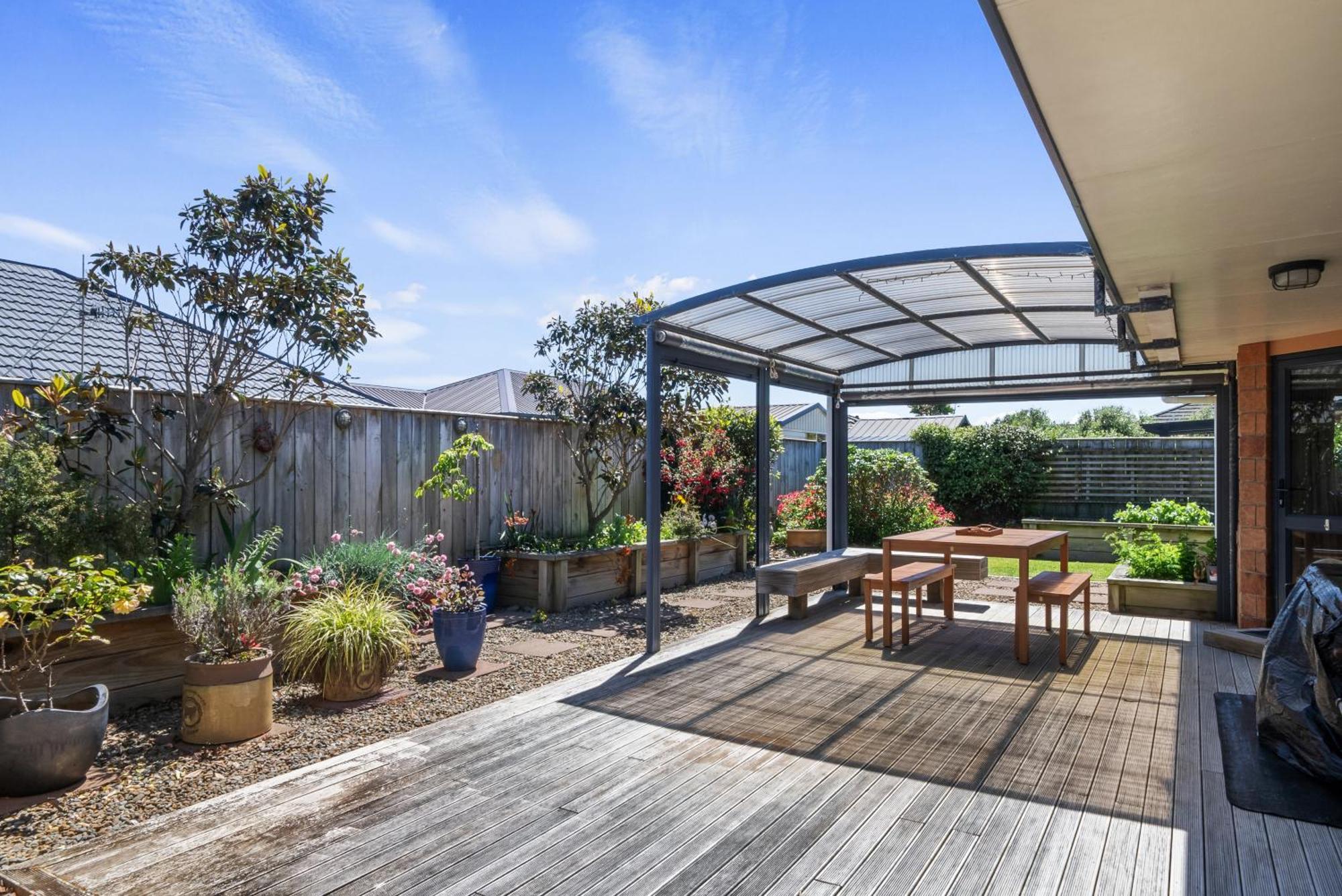 Spa And Sands - Waikanae Beach Holiday Home Exterior photo