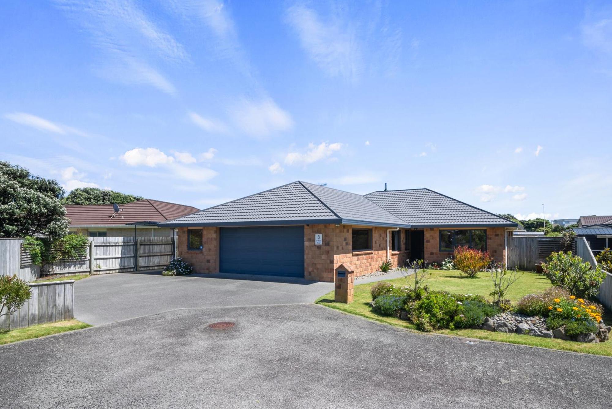 Spa And Sands - Waikanae Beach Holiday Home Exterior photo