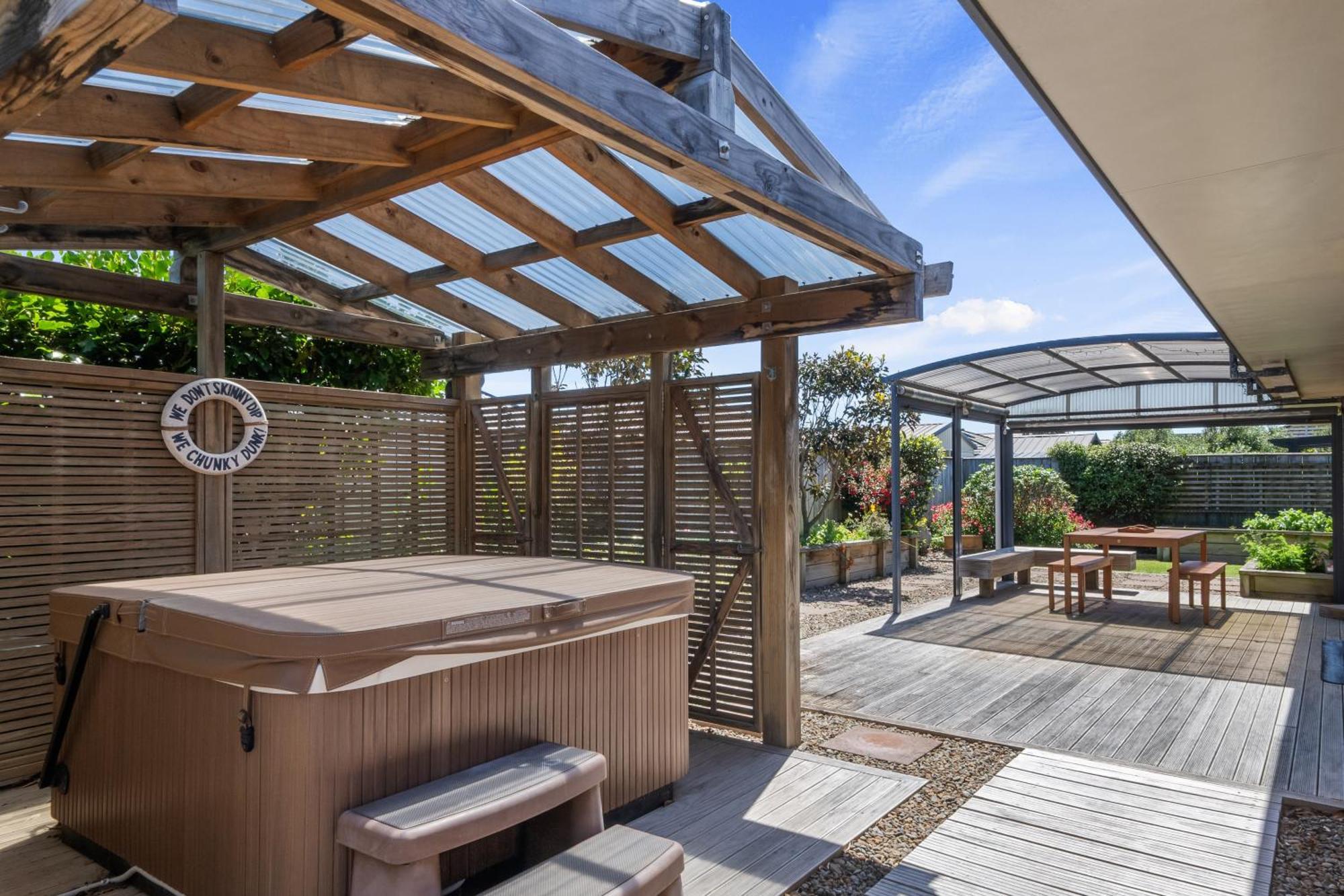 Spa And Sands - Waikanae Beach Holiday Home Exterior photo